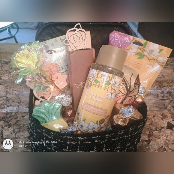 Women's pamper me basket Custom Gift Basket Christmas - Picture 3 of 6